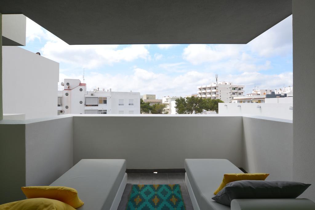 Deluxe Double Pool View Ensuite Room